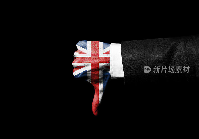 商人展示拇指向下的手势与英国国旗交接/国旗概念(点击查看更多)